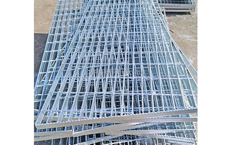 HDG grating with slip-resistant surface